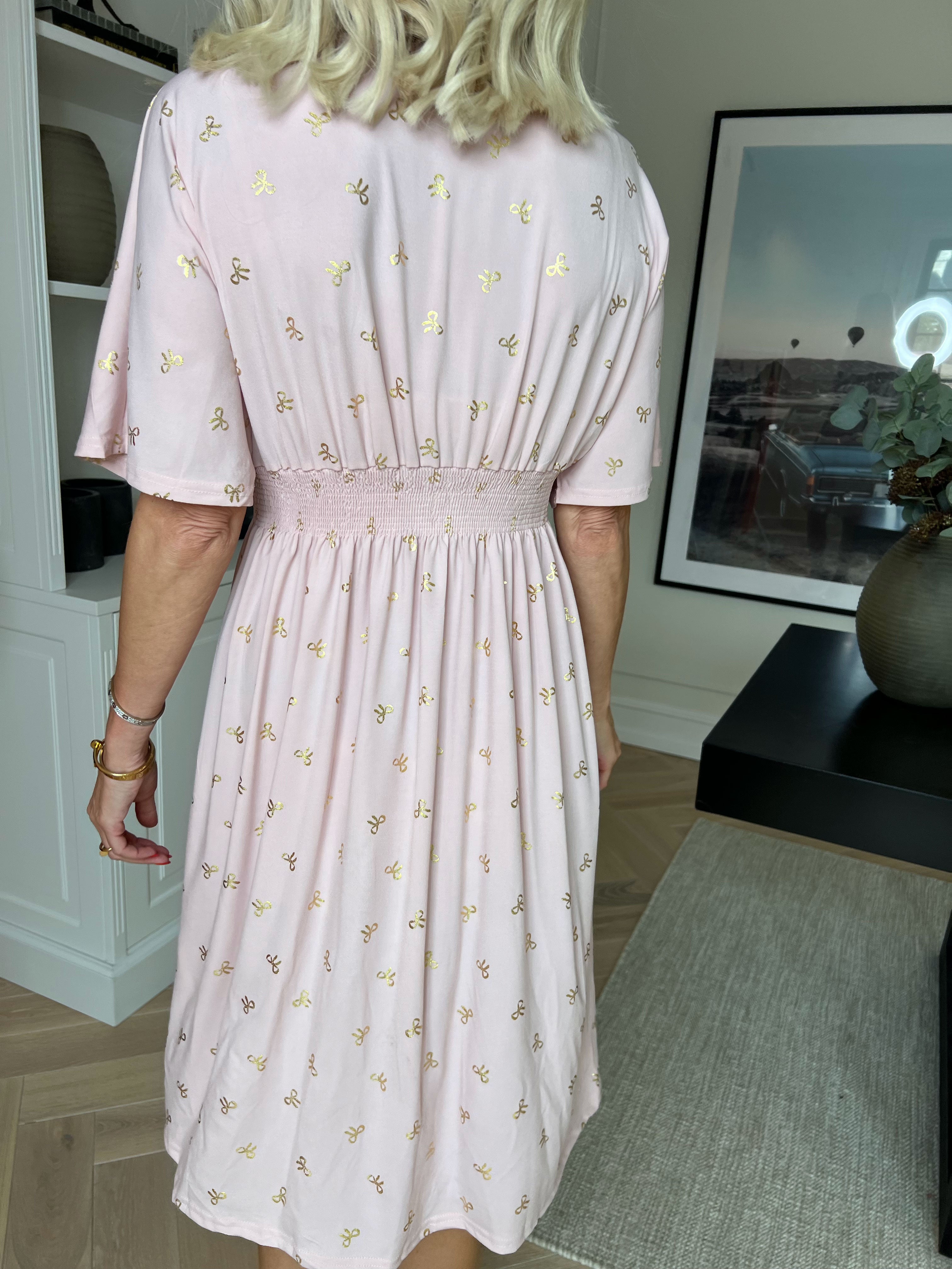 Pams Gold Bow Short - Elastisk kjole med smock i livet og fine guld sløjfer